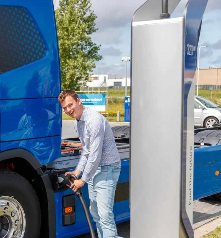 Mathijs Vrijbloed bij een elektrische truck