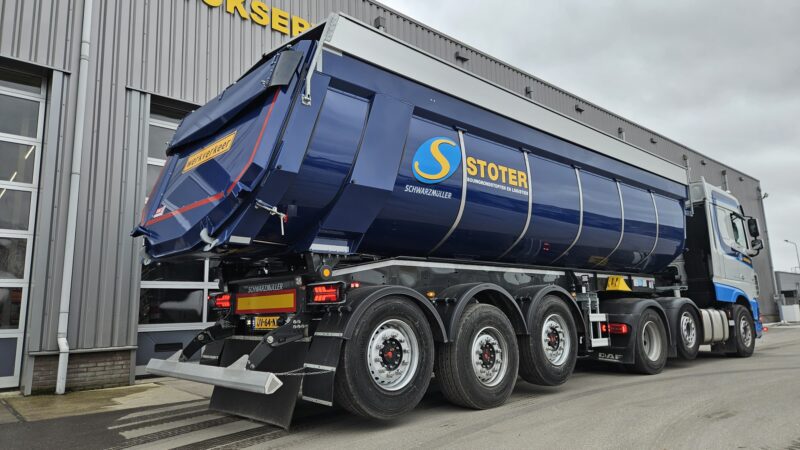 Stoter Schwarzmüller kieptrailer bij het bedrijfspand