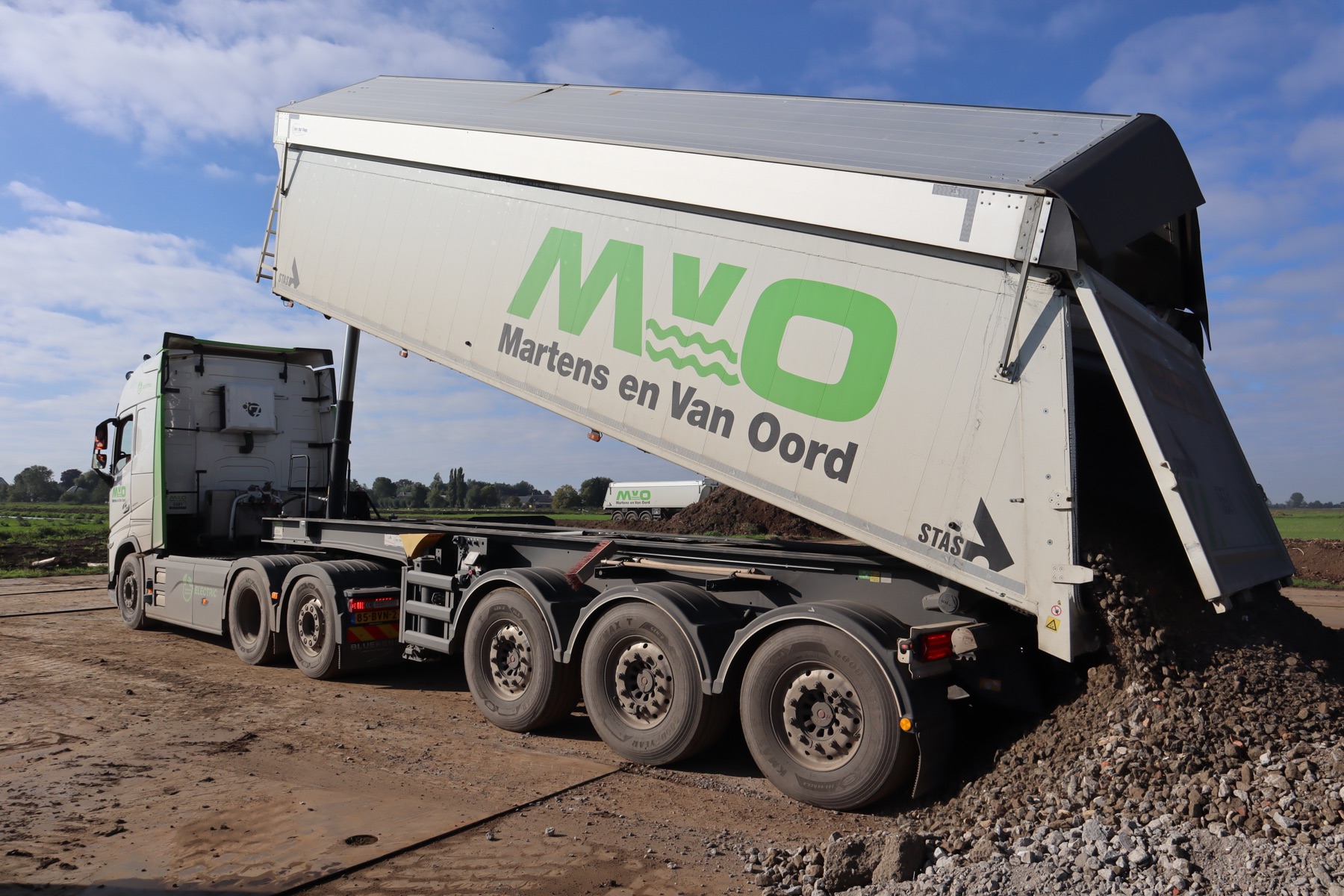 STAS kipper van Martens en Van Oord tijdens het lossen van grond